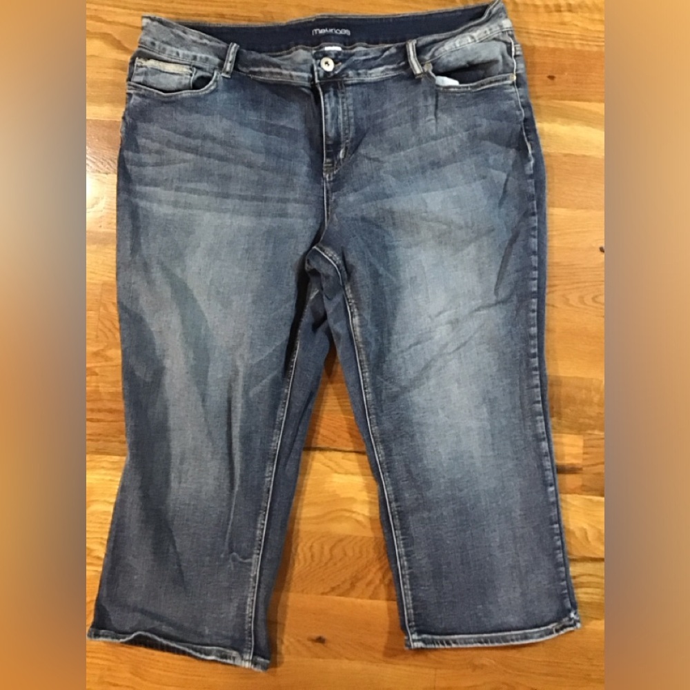Woman’s size 22 Maurices stretch denim capris R